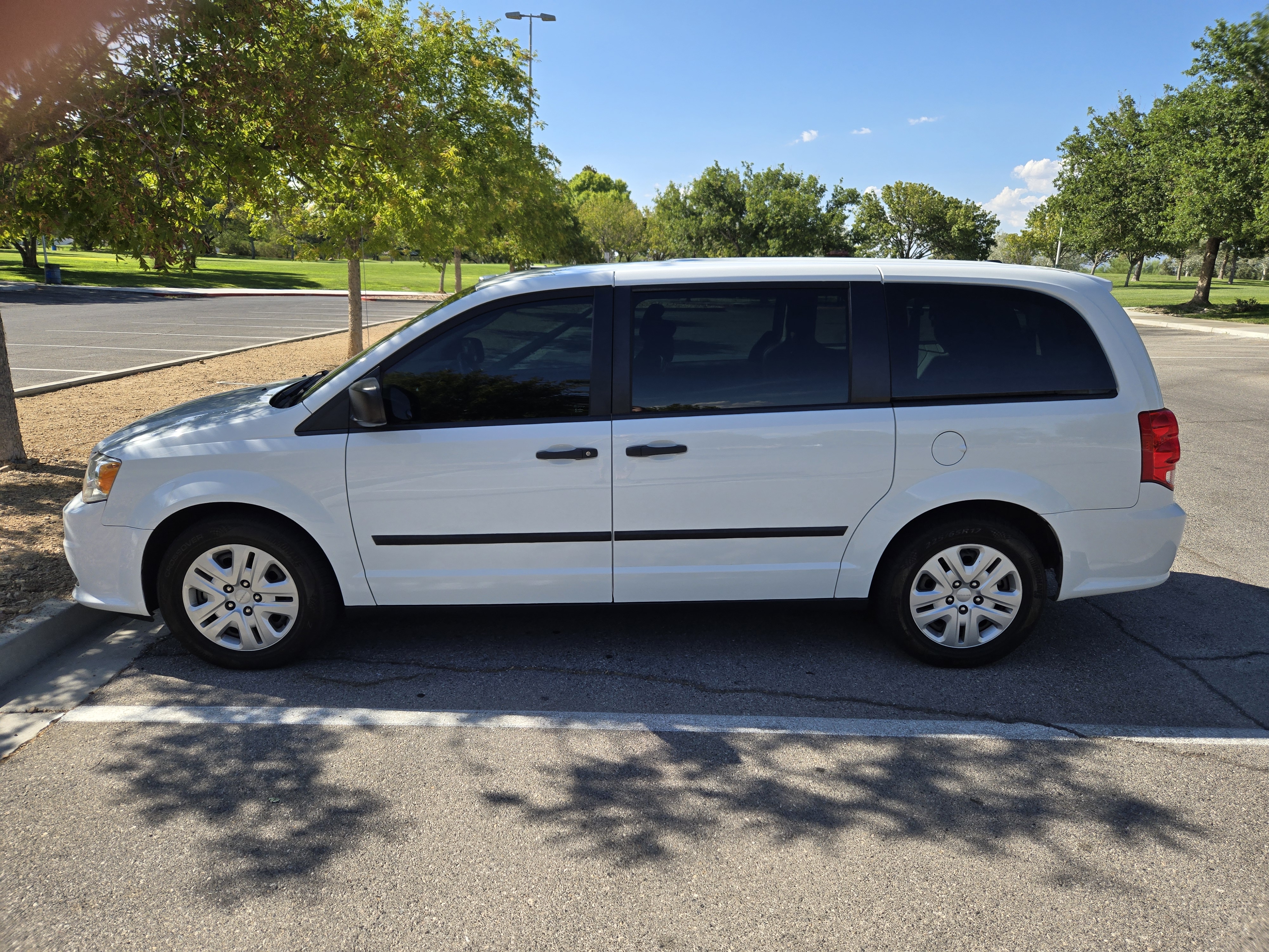 Used 2015 Dodge Grand Caravan American Value Package w/ UConnect Hands-Free Group FWD image 1