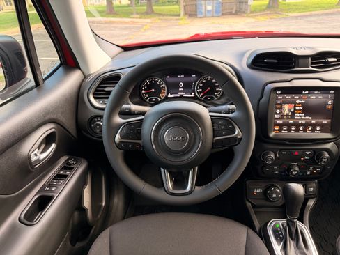 Used 2022 Jeep Renegade Latitude AWD/4WD image 21