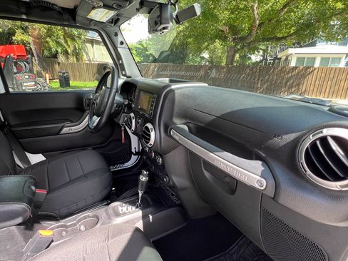 Used 2015 Jeep Wrangler Unlimited Rubicon image 18