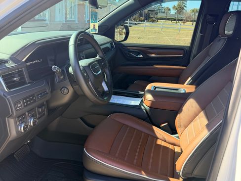 Used 2023 GMC Yukon Denali Ultimate image 10