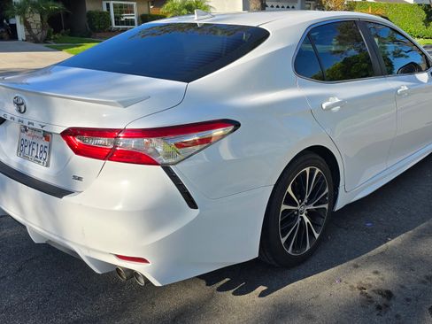 Used 2020 Toyota Camry SE FWD image 1