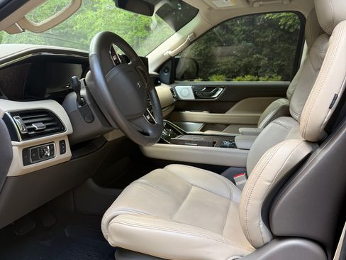 Used 2022 Lincoln Navigator Reserve AWD/4WD image 11