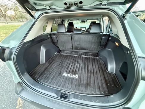 Used 2020 Toyota RAV4 XLE Premium image 28