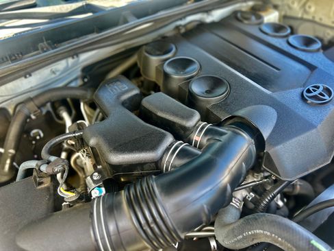 Used 2016 Toyota 4Runner SR5 AWD/4WD image 4