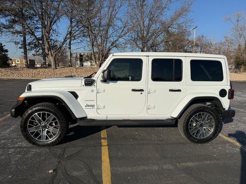 Used 2024 Jeep Wrangler Unlimited Sahara w/ Technology Group image 4