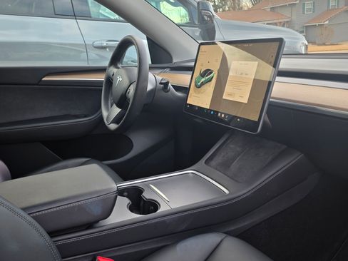 Used 2022 Tesla Model Y Long Range image 4