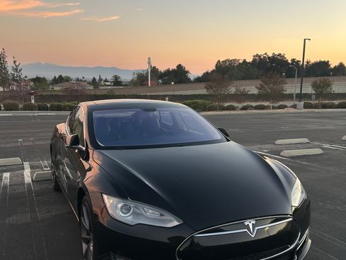 Used 2014 Tesla Model S Sedan 4D image 2
