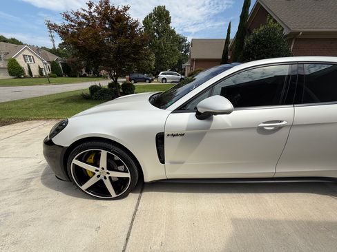 Used 2018 Porsche Panamera 4 w/ Premium Package Plus AWD/4WD image 11