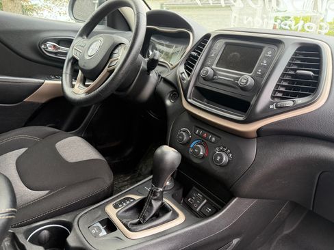 Used 2017 Jeep Cherokee Sport AWD/4WD image 14