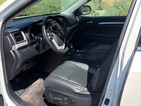 Used 2019 Toyota Highlander XLE AWD/4WD image 10