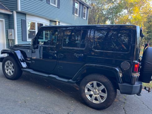 Used 2013 Jeep Wrangler Unlimited Sahara w/ Dual Top Group image 4