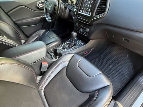 Used 2020 Jeep Cherokee Trailhawk w/ Cold Weather Group AWD/4WD image 19