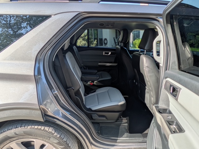 Used 2021 Ford Explorer XLT w/ Equipment Group 202A RWD image 9