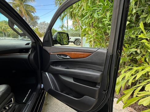 Used 2019 Cadillac Escalade ESV Premium Luxury AWD/4WD image 9