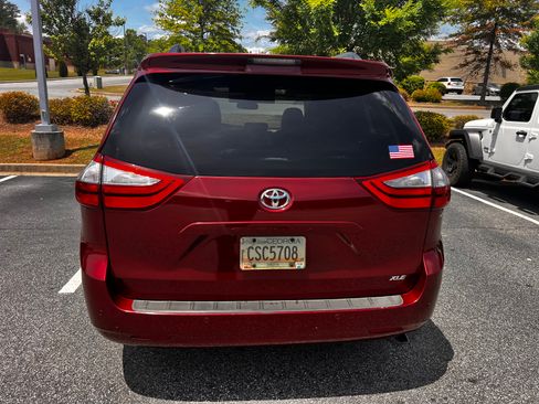 Used 2016 Toyota Sienna XLE Premium FWD image 6