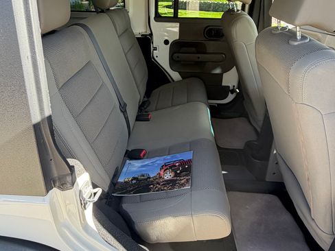 Used 2007 Jeep Wrangler Unlimited Rubicon w/ Dual Top Group AWD/4WD image 12