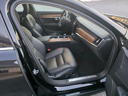 Used 2022 Volvo S90 B6 Momentum image 17