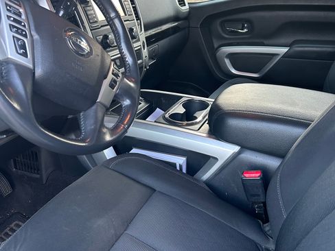 Used 2017 Nissan Titan SV image 4