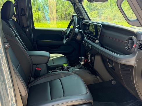 Used 2026 Jeep Wrangler Unlimited Rubicon AWD/4WD image 5