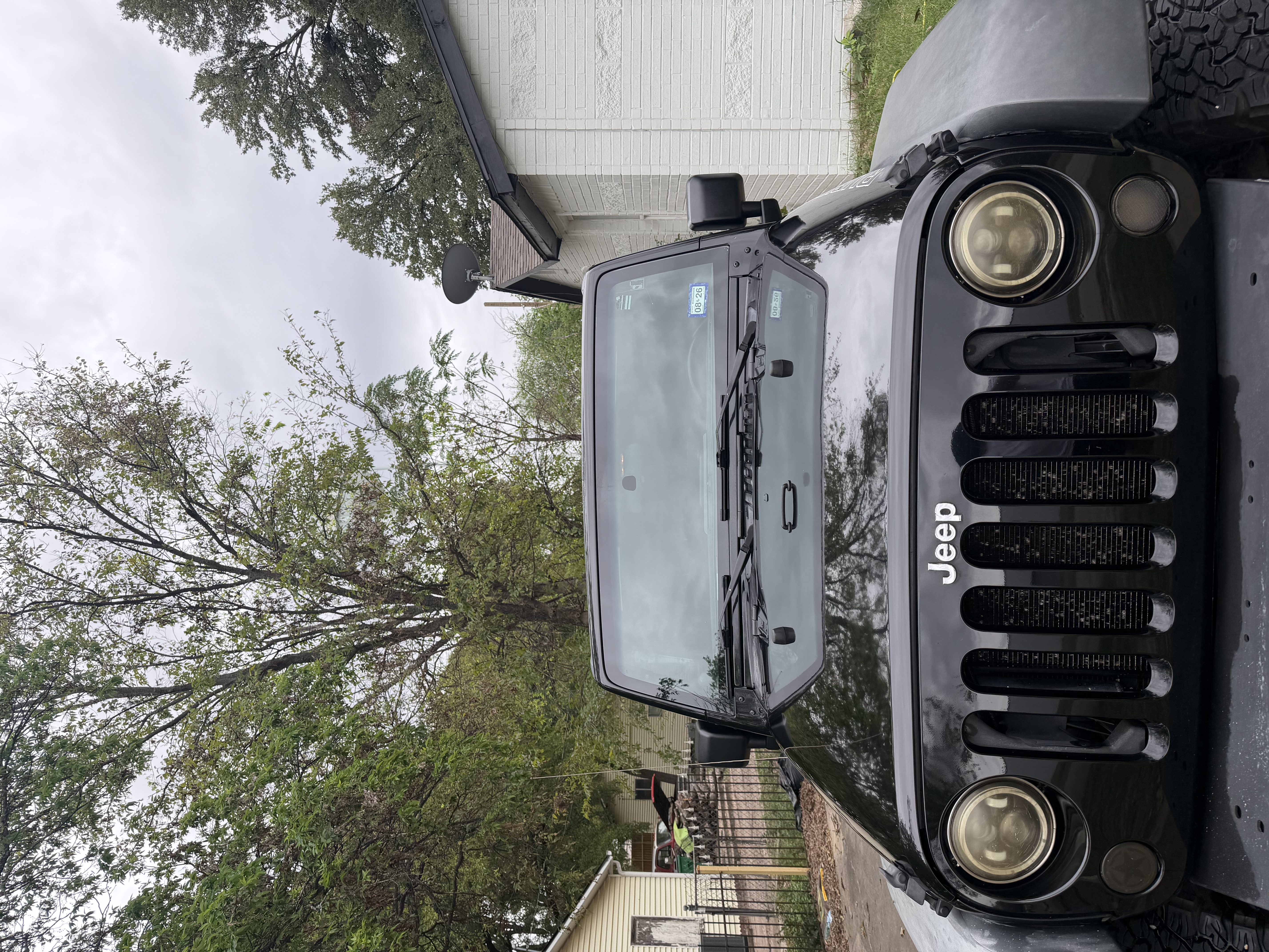 Used 2011 Jeep Wrangler Unlimited Rubicon w/ Connectivity Group AWD/4WD image 10