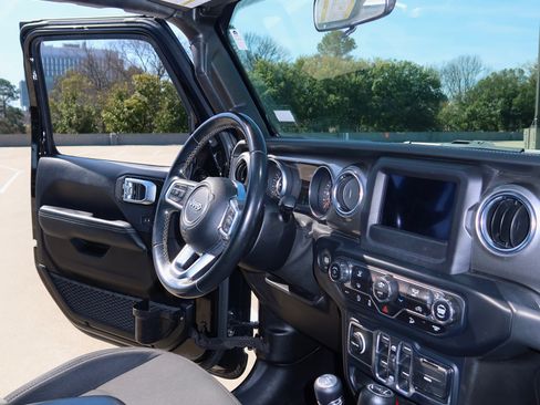 Used 2019 Jeep Wrangler Unlimited Sahara image 9