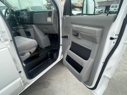 Used 2010 Ford E-250 and Econoline 250 image 4