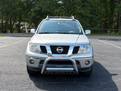 Used 2011 Nissan Frontier SL RWD image 2
