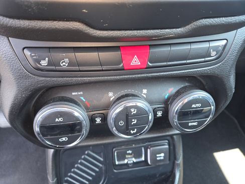 Used 2016 Jeep Renegade Limited image 9