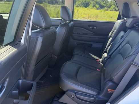 Used 2023 Nissan Pathfinder SL w/ Black Appearance Package FWD image 9