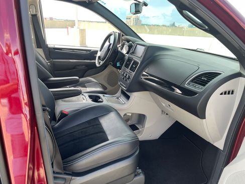 Used 2018 Dodge Grand Caravan SXT image 10