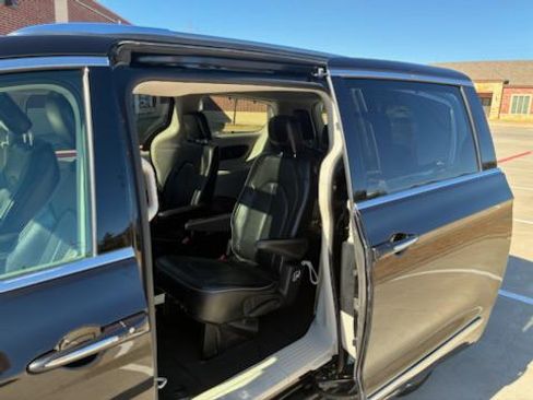 Used 2019 Chrysler Pacifica Limited image 15
