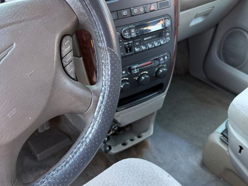 Used 2001 Chrysler Town & Country LX image 10
