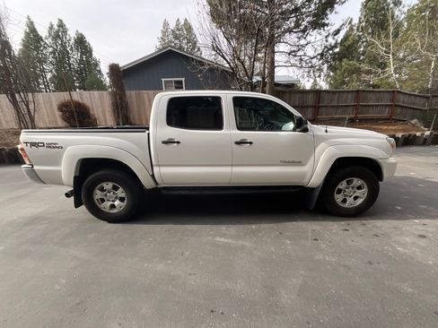 Used 2015 Toyota Tacoma Pickup 4D 5 ft image 11