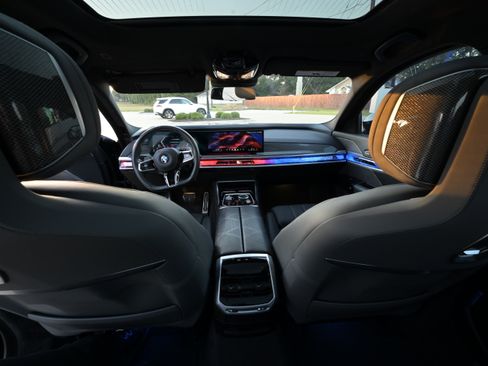 Used 2023 BMW 760i xDrive w/ Executive Package image 13