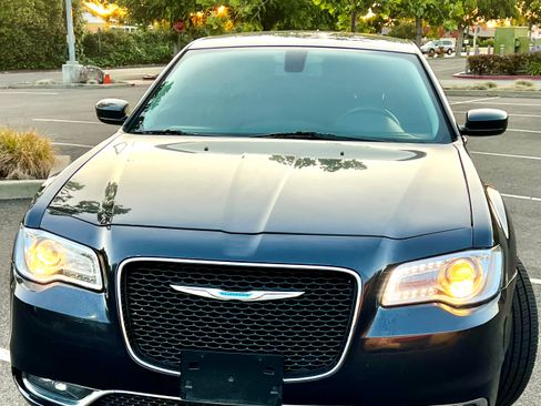 Used 2018 Chrysler 300 Touring w/ Driver Convenience Group image 4