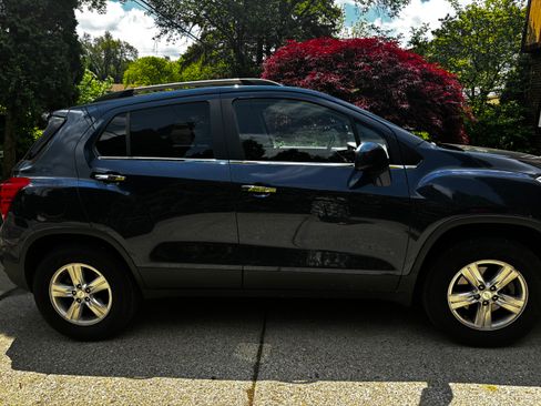 Used 2018 Chevrolet Trax LT w/ LT Convenience Package image 2