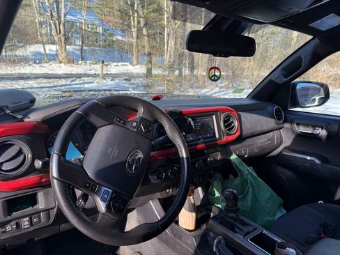 Used 2019 Toyota Tacoma TRD Sport image 6