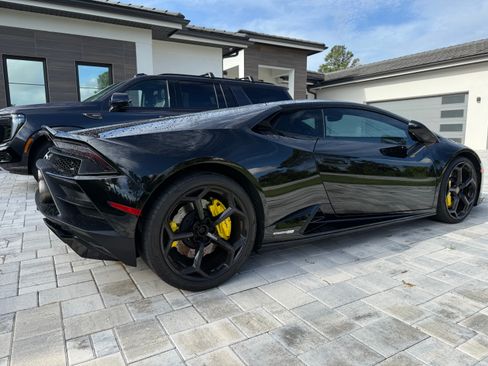 Used 2021 Lamborghini Huracan EVO image 4