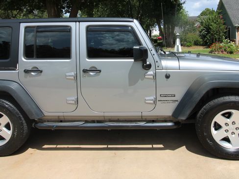 Used 2018 Jeep Wrangler Unlimited Sport w/ Connectivity Group AWD/4WD image 1