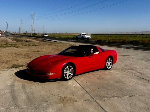 Used 2000 Chevrolet Corvette Coupe w/ Memory Pkg RWD image 10