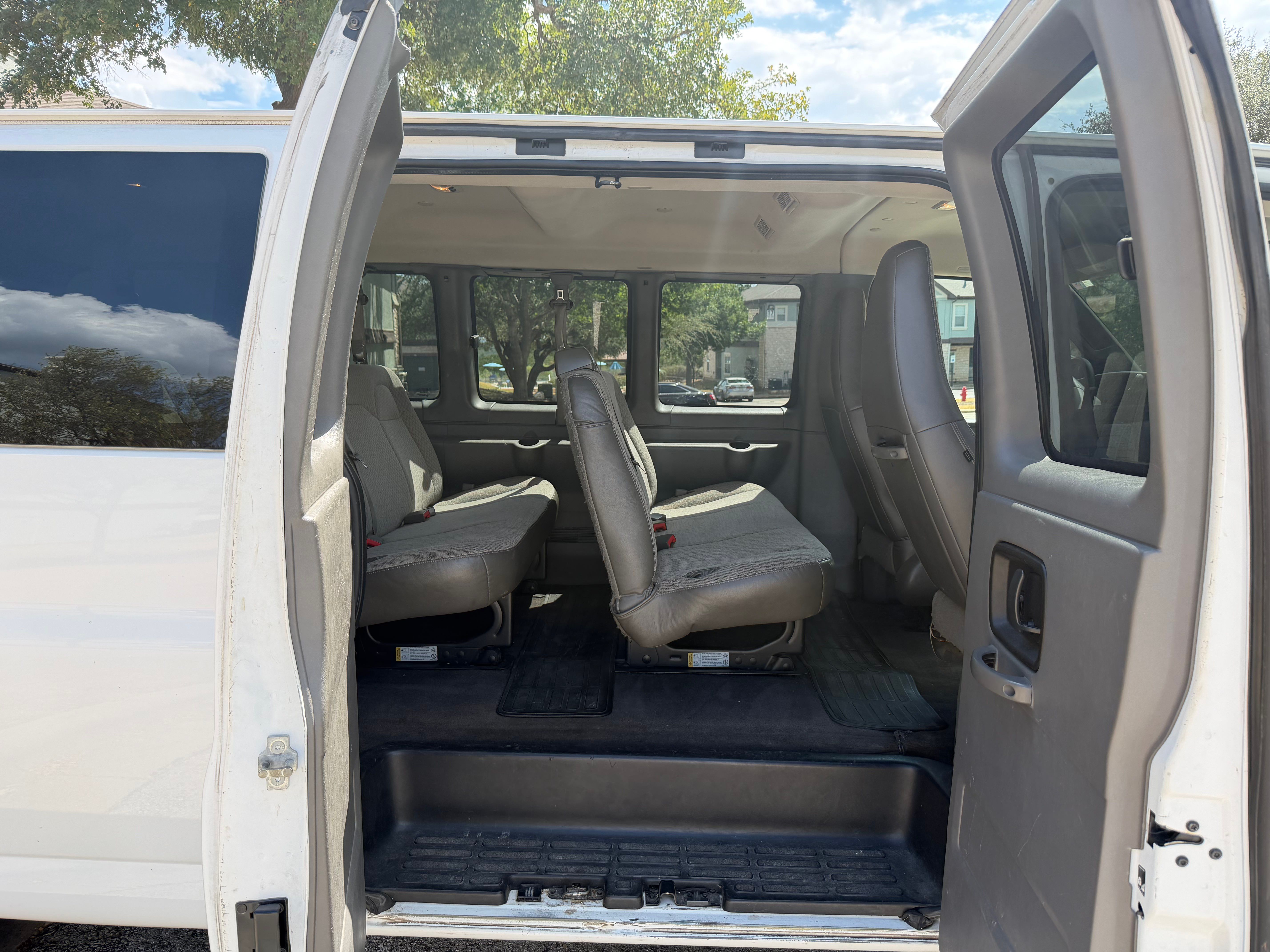 Used 2016 Chevrolet Express 3500 LT w/ LT Preferred Equipment Group RWD image 4