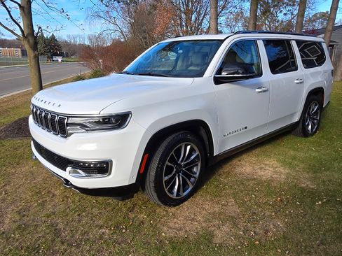 Used 2023 Jeep Wagoneer L Series III w/ Premium Group I image 2