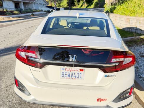 Used 2018 Honda Clarity Plug-In Hybrid image 2