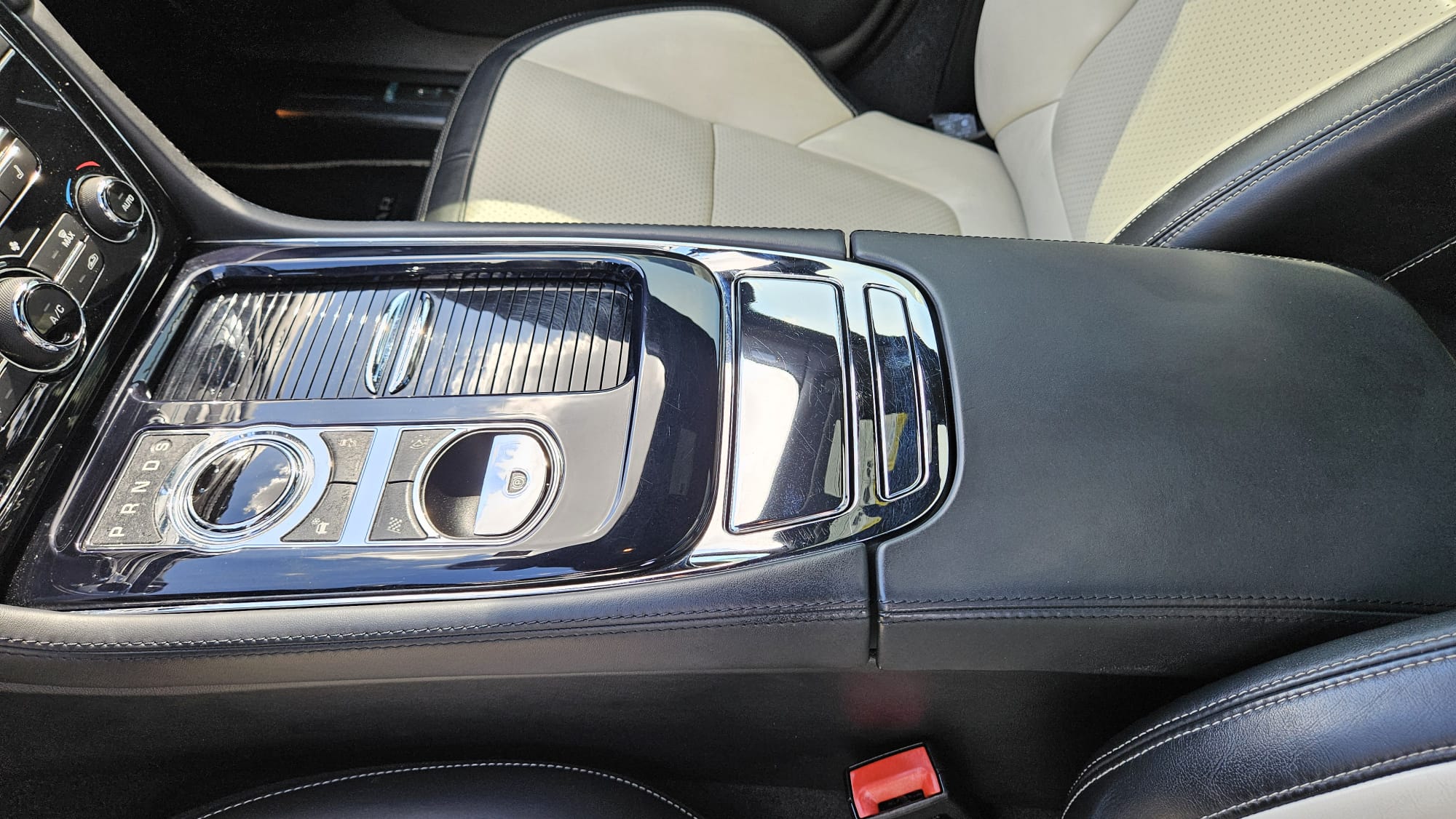 Used 2014 Jaguar XJ R RWD image 15