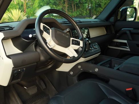 Used 2023 Land Rover Defender 90 SE image 21