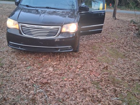 Used 2014 Chrysler Town & Country Touring FWD image 1