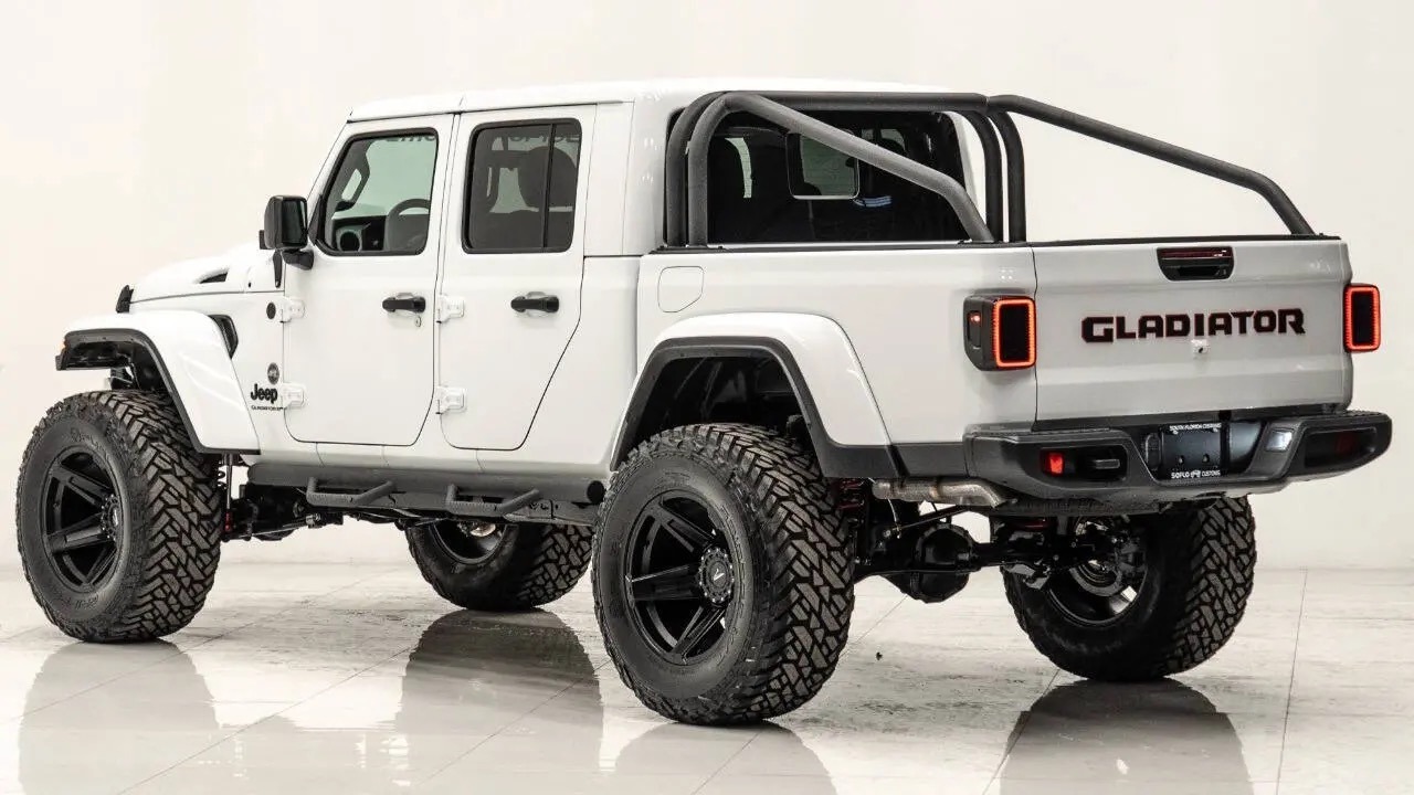 Used 2025 Jeep Gladiator Sport AWD/4WD image 4