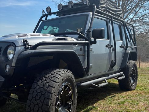 Used 2018 Jeep Wrangler Unlimited Sport image 6