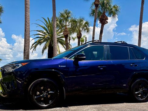 Used 2019 Toyota RAV4 XSE image 2