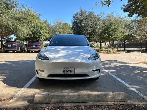 Used 2022 Tesla Model Y Long Range image 9